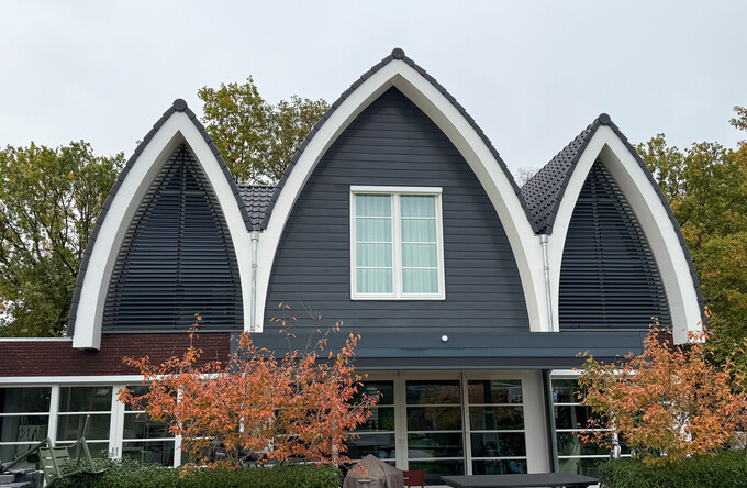 Elegante Bogenfenster in Vught ausgerüstet mit einzigartigen Kipplamellen