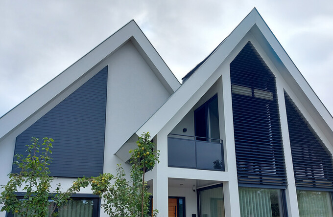 Einzigartig geformten Fenster in Urk sind ausgestattet mit kippbaren Lamellensystemen