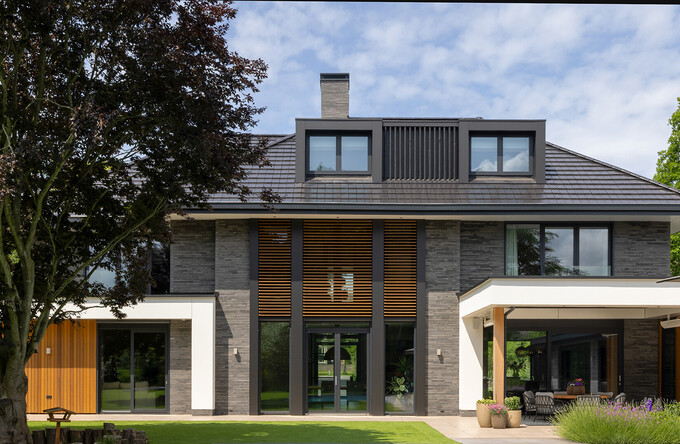 Die hölzernen Jalousien dieser Villa unterstreichen den ländlichen Charakter.